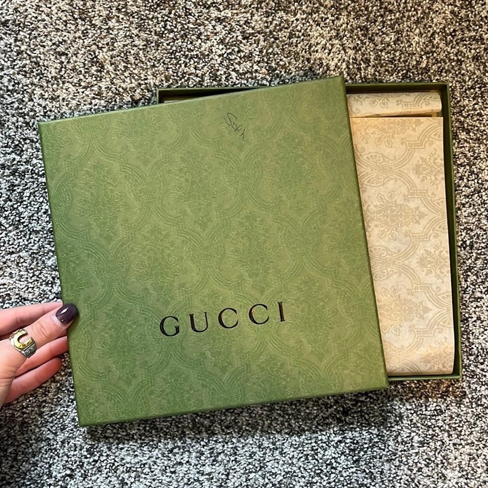 Gucci tights in classic brown color.